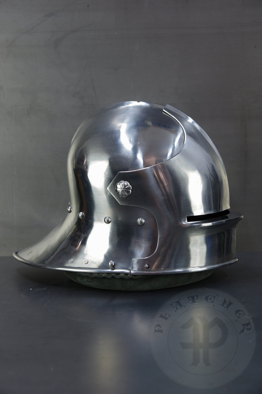 Sallet inspired by example from the Philadelphia Museum of Art; bevor inspired on Churburg CHS25 piece. Period: 1460-1470 Material: 2 mm steel with 0,3 % carbon. Heat treatment: sallet hardened and tempered up to 38 HRC and bevor up to 42 HRC. / Salada inspirowana na originale z Philadelphia Museum of Art; podbrdek oparty na oryginale z Churburga CHS25. Salada hartowana i odpuszczana do 38 HRC a podbrdek do 42 HRC.